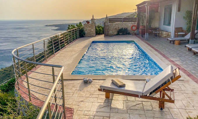 Agios Vasileios Villa | Villa Maistros sur une colline du sud de la Crète avec vue sur mer de Libye.