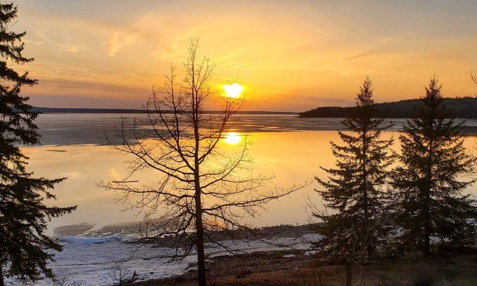 L'lle-du-College Maison | Majestic Lake view Cottage with Spa, Sunsets, Pool Table