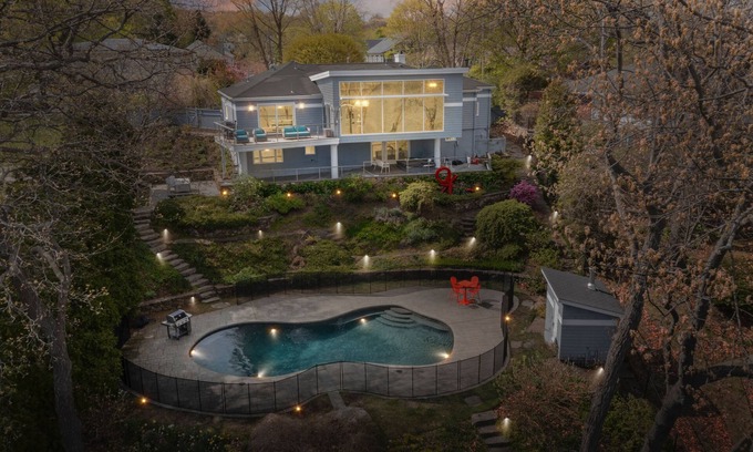 Arlington Maison | Majestic lakefront 3-bedroom with pool, hot tub, water sports and birdwatching