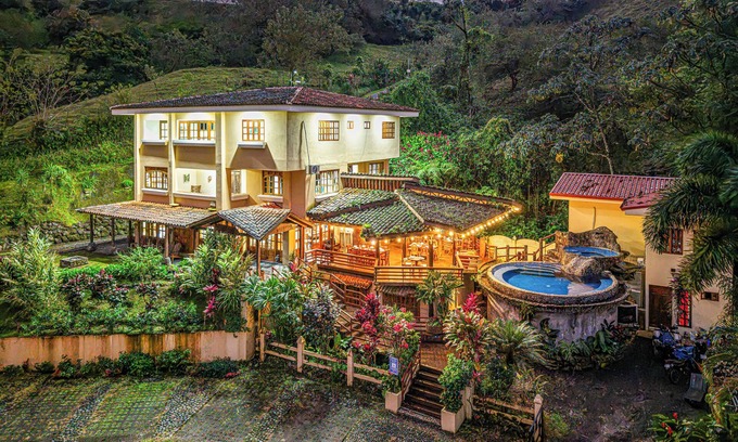El Fosforo Station Balnéaire | Majestic Lodge 10-bedroom Resort in La Fortuna, Sleeps 33 AC, WiFi, fitness room