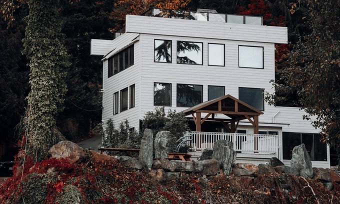 Harrison Hot Springs Villa | Majestic Full Feature Luxury Lake House w/ Helipad