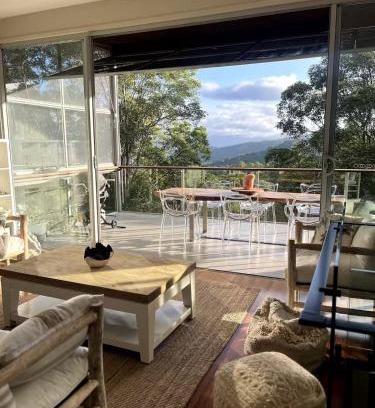 Lower Beechmont Maison | Majestic Views - Stylish Home
