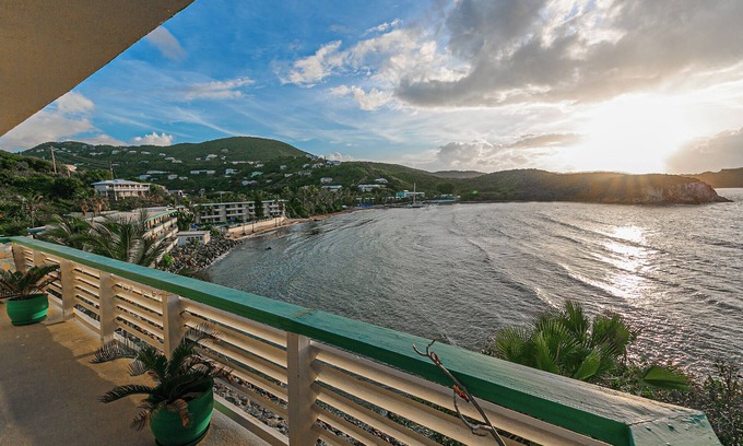 Bolongo Bay Copropriété | Make Good Waves- OCEAN VIEW 2 Bed & 2 Bath