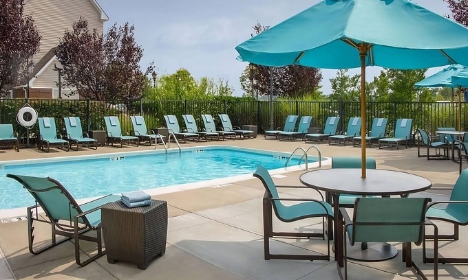 Charleston Hôtel | Make Your Trip More Enjoyable! w/ Pool, Near Capitol Complex Monument Park