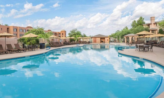North Scottsdale Hôtel | Make Your Trip More Enjoyable! Outdoor Pool, Kitchen, Onsite Parking!
