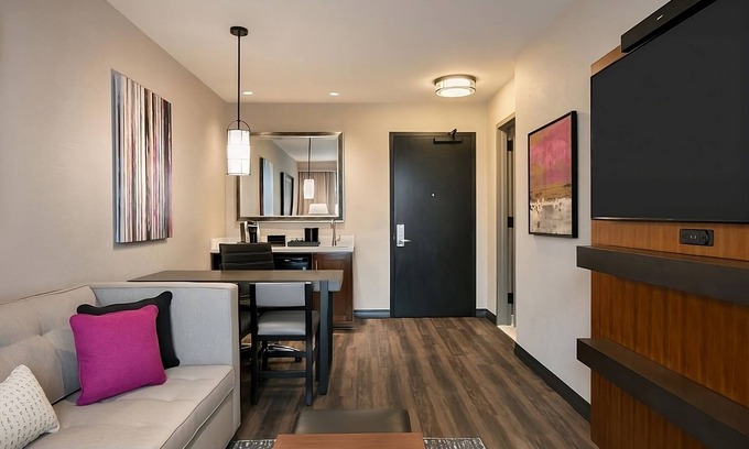 Berkeley Heights Hôtel | Make Your Trip More Enjoyable! Pool, Parking, Pets Allowed, Free Breakfast!