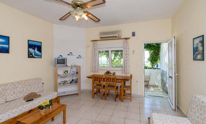 Makry Gialos Appartement | Ikaros, cosy family Apt with sea view, Wifi, beach 30m