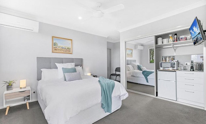 Louth Park Lit Et Petit-Déjeuner | Mala Retreat Chardonnay Studio Immaculate and Comfortable
