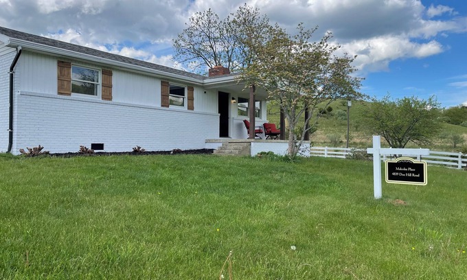 McDowell Maison | Malcolm Place- 3 bedroom home with mountain views- McDowell, VA