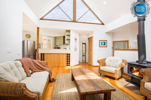 Culburra Beach Maison | Malda's Retreat - Pet Friendly Absolute Beachfront