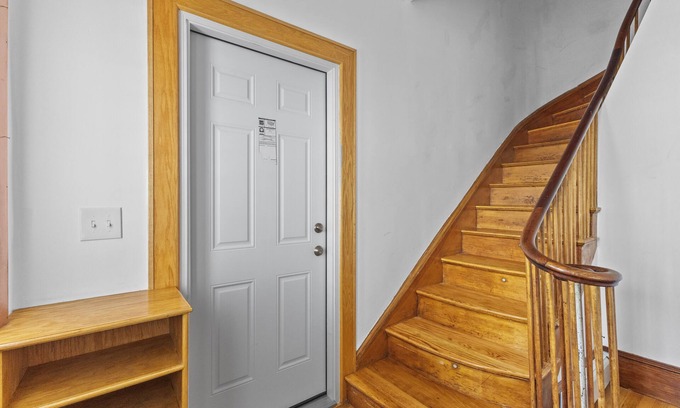 Malden Appartement | Malden 3Br Apt on 2F/with Free parking/WiFi/ Windows AC