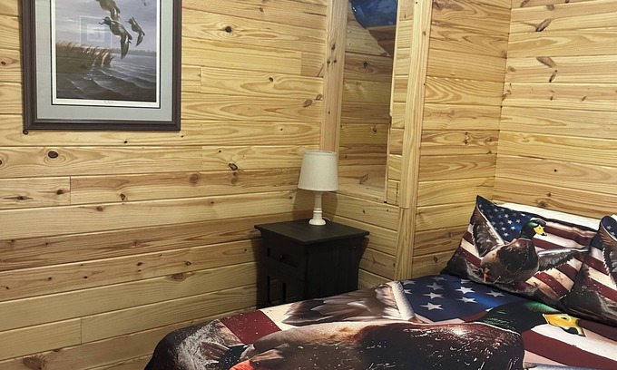 Stevenson Cabine | Mallard, Cozy cabin with WiFi and AC in lovely Stevenson. Perfect weekend stay .