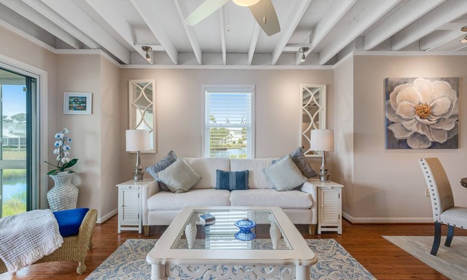 Selbyville Maison | Mallard Lakes townhouse with hot tub, pool, water views, & fireplace