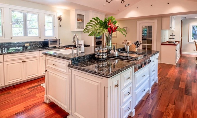 Diamond Head - Kapahulu - St. Louis Maison | Maluhia Estate - Surrounded by lush tropical gardens Minutes to Beaches& Waikiki