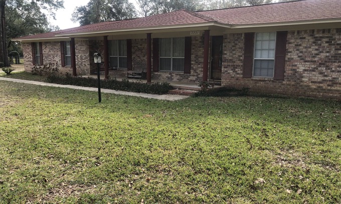Florida Panhandle Maison | Mama's House has a Garage & Sparkling Clean. 4 bedrooms 3 baths. sleeps 8