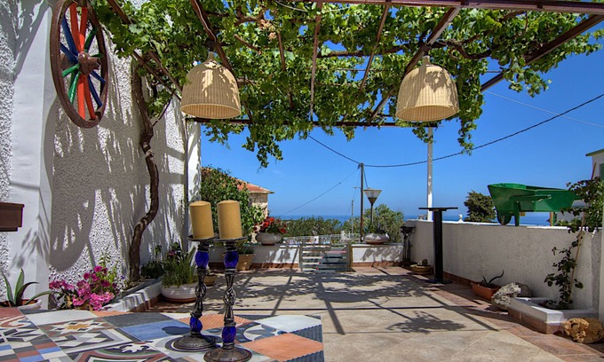 Chromonastiri Maison | Mamis Mansion! Terrasse jacuzzi avec vue imprenable sur la mer, distance de marche de la taverne