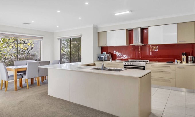 Caroline Springs Maison | Mammoth on Creekview - 5 Bedrooms, Family Friendly Holiday House