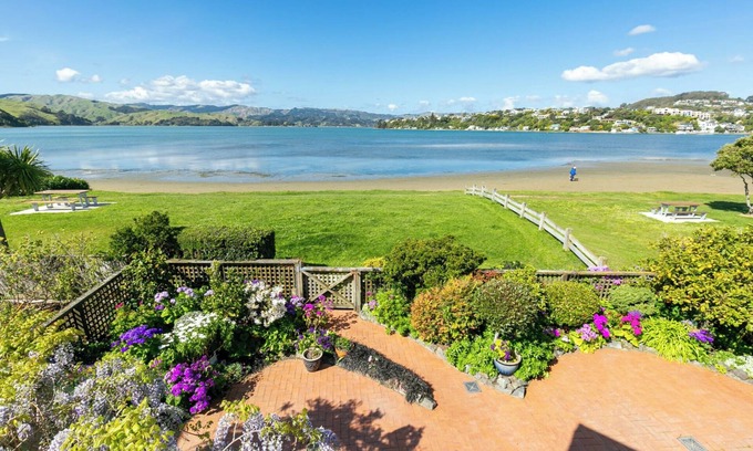 Mana Maison | Mana Magic - Porirua Waterfront Holiday Home