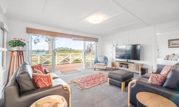 Cremorne Maison | Mandalay Beach House on Pipe Clay Lagoon