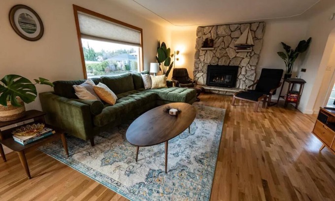 Bremerton Maison | Manette Marvel: Stylish Mid-Century Getaway with Views.