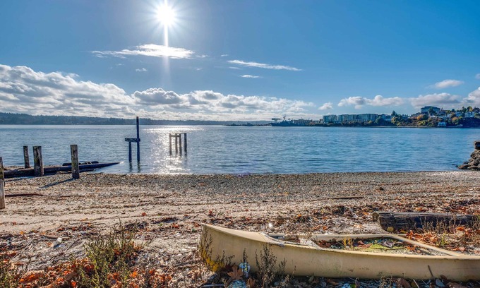 Bremerton Maison | Manette Waterfront: Kayak the Bay & Walk to Town!