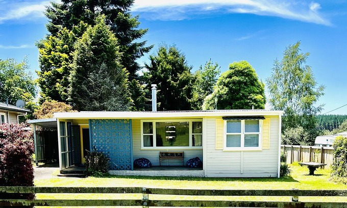 Mangakino Maison | Mango Mansion - 2 minute walk to the lake!