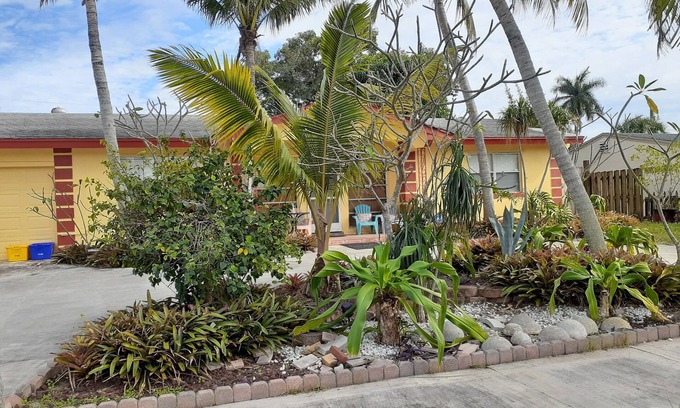 Lake Worth Corridor Maison | Mangoe room with shared bathroom in shared home