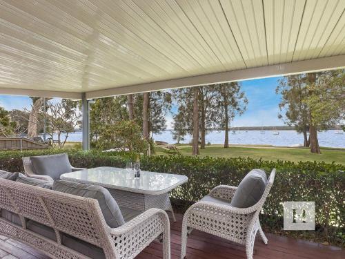 Mannering Park Maison | Mannering Lake House