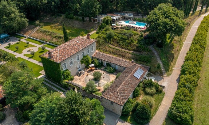 Damiatte Villa | Manoir Des Prairies - Dix Chambres Villa, Couchages 20