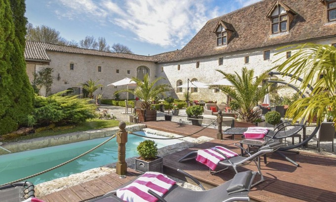 Verteuil-sur-Charente Villa | Manoir Romanesque - Six Chambres Villa, Couchages 12
