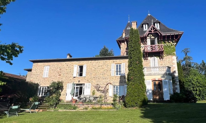 Saint-Just-d'Avray Lit Et Petit-Déjeuner | Manor house in a haven of peace in Haute Azergues.