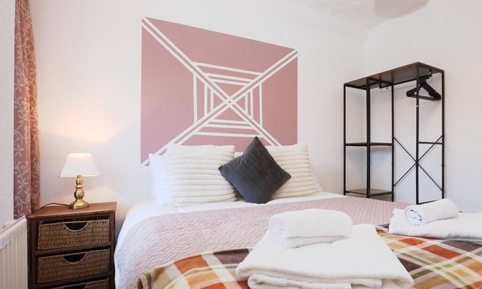 Riverside Maison | Mansfield House, Close to Principality