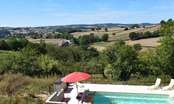 Cuzy Villa | Demeure moderne avec piscine chauffée à Cuzy