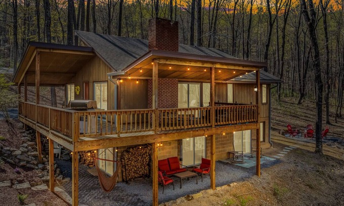 Berkeley Springs Cabine | Maple Haven-Escape room, treehouse loft, fire pit, pool access, game room, grill