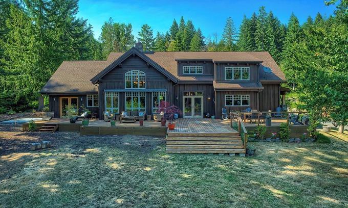 Stevenson Maison | Maple Hill Lodge, Stevenson, WA Retreat, Hot Tub, AC, near recreation!