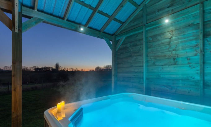 Coleford Cabine | Maple Stylish Executive Pod, Large Hot Tub, Stunning Views