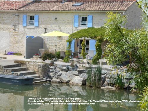 La Taillee Maison | MARAIS POITEVIN bord rivière pêche ,barque, vélos, wifi, linge, cheminée, cuisine, terrain de boules