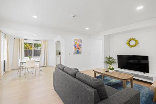 San Tomas Maison | # Marbella Lane - Modern Cabin-style 2BR Home