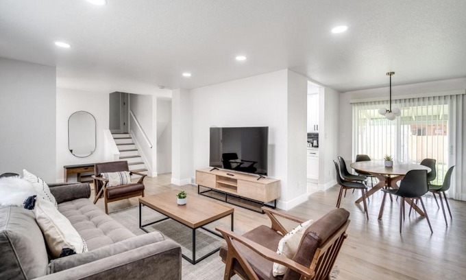 Northwest Arvada Maison | @ Marbella - Spacious and Modern Home in Arvada