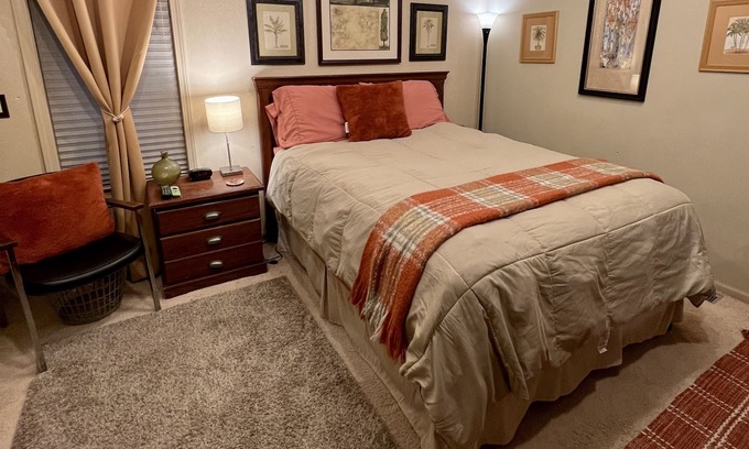 Southfield Maison | Marcia’s Woodsy Wonderland Suite in Detroit Suburb