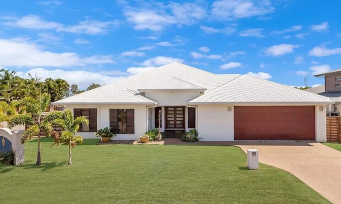 Bushland Beach Maison | Edge Water 2 minutes from the beach with a pool!
