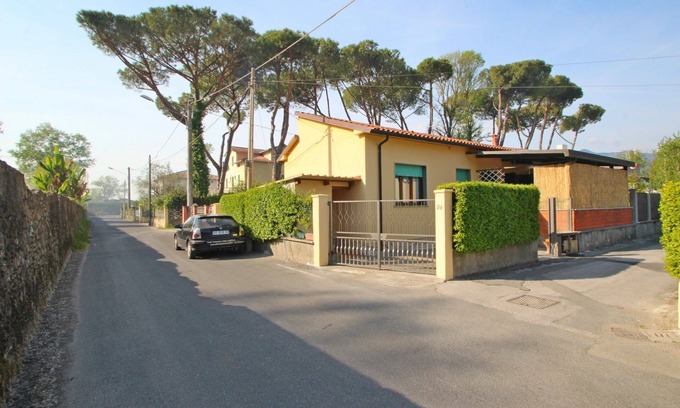 Marina di Massa Maison | Vacation Home à Marina Di Massa avec 2 chambres à coucher, 5 couchages