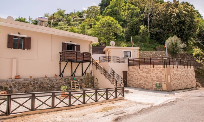 Elos Maison | Marika Traditional Home est situé à Élos avec vue sur la montagne.