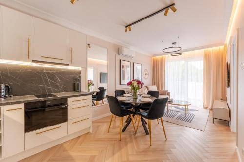 Dzielnica Uzdrowiskowa Appartement | Marina Elegance Kołłątaja 7A- by Perłowa Przystań Rent