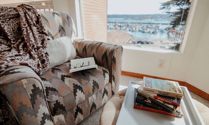 Historic Bayfront Copropriété | Marina Views! Watch the Boats! Walk to Everything!