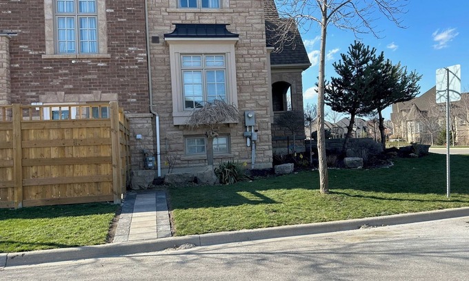 Markham Appartement | Markham Comfort Stay – 3 King Beds, 2 Baths, Close to Golf & Trails