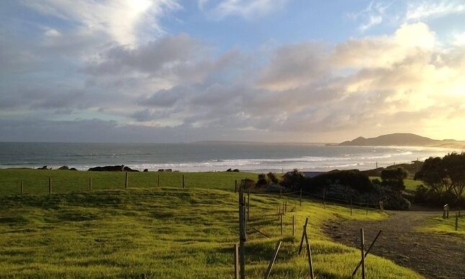 Marrawah Cottage | Marrawah Beach Bungalow, plan ouvert sur une colline avec vue.