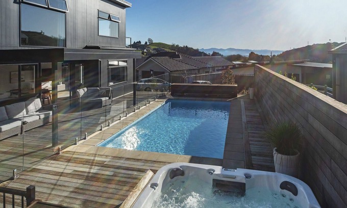 Stoke Maison | Marsden Escape - Views, Spa and Swimming Pool