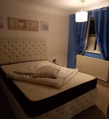 Martham Maison | Martham room with ensuite