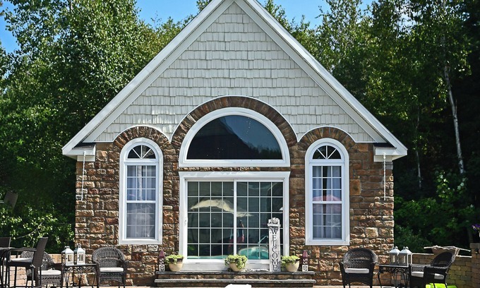 Sackets Harbor Chalet De Ski | Martin’s Poolhouse